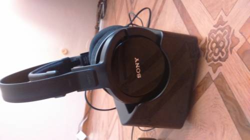 Продам блютуз наушники Sony радиус действия до 100м новые! Не использовались! 