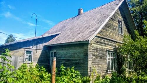 Крепкий зимний дом на окраине села, рядом 7 гектар земли