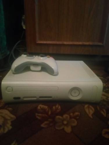Продам Xbox 360 б/у цена 3500