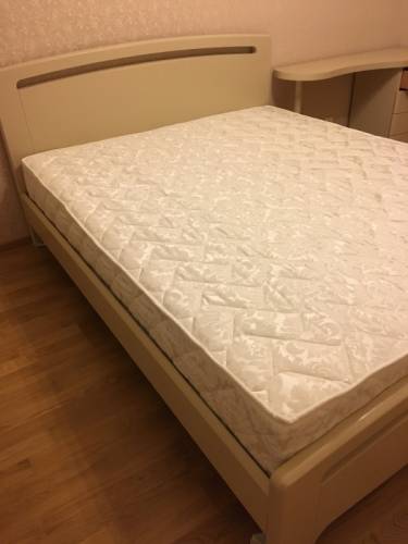 Продам двуспальную кровать с туалетным столиком