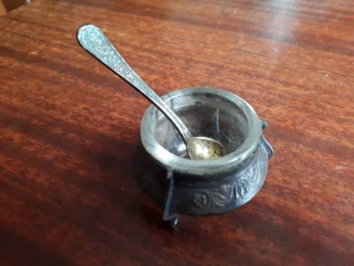Серебряная солонка с ложечкой.