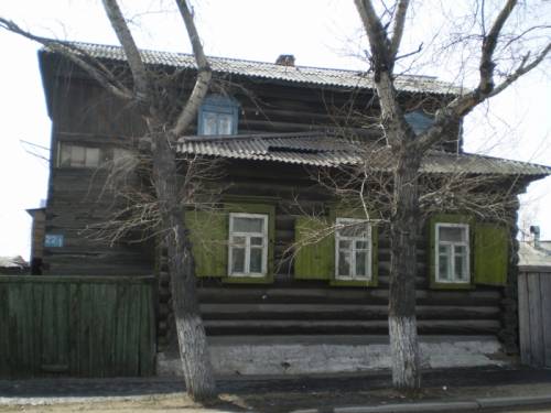 3-х комн.в н/бл. доме 2 этаж , кладовая, 2 печи. Двор огорожен. Центр.