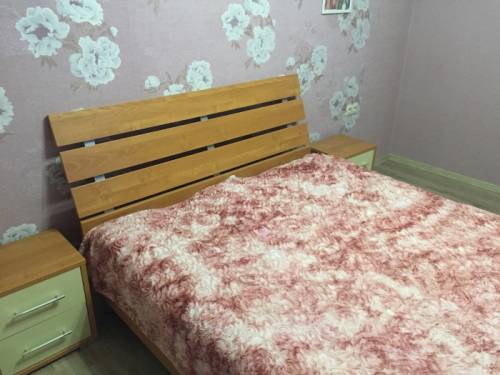 Продам кровать 223*160, две тумбы к ней, туалетный столик с зеркалом
