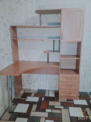 продам недорого  компьютерный стол