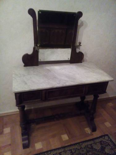 Трюмо 1850 года из орешника, мраморным покрытием и бронзовыми подсвечниками
