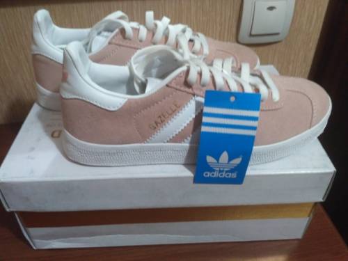 Продам новые кроссовки Adidas