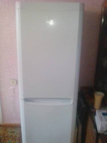 Продам холодильник 2-х камерный indesit(no frost) б у требуется ремонт (2500руб)