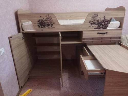 Кровать-чердак с матрасом и шкаф для одежды.