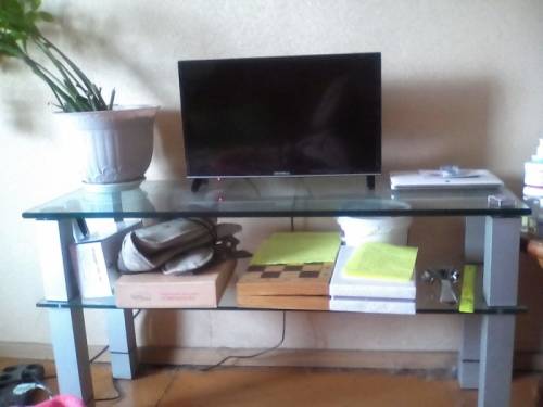 Продаю диван,кровать,стол стеклянный и компьютерный,верхнии полки от кухонного г
