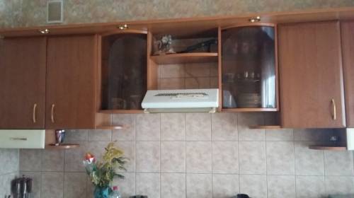 навесные шкафы с верхней планкой под подсветку.