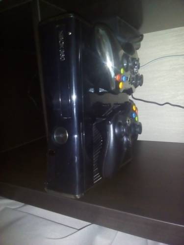 Продам xbox 360 2 джойстика,конект и 70 игр