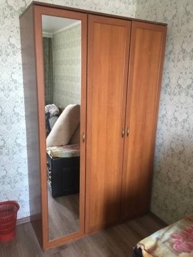 Продам трёхдверный шкаф для одежды с зеркалом.