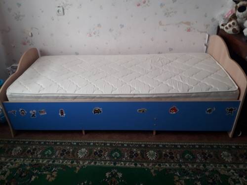 Срочно продам детский спальный гарнитур.два шкафа и кровать с матрасом.в