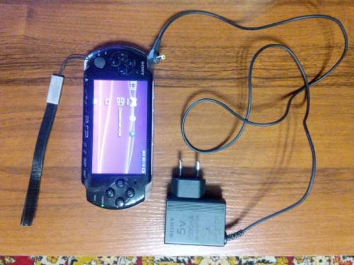 psp 3008   игры 9 штук  и флешка на 4гб