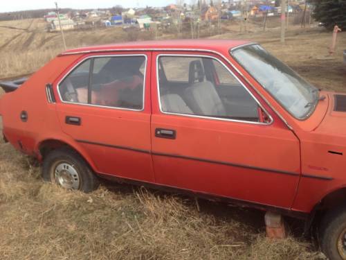Volvo 340 DL 1986 года выпуска , цвет красный , механика ,бензин ,задний привод.