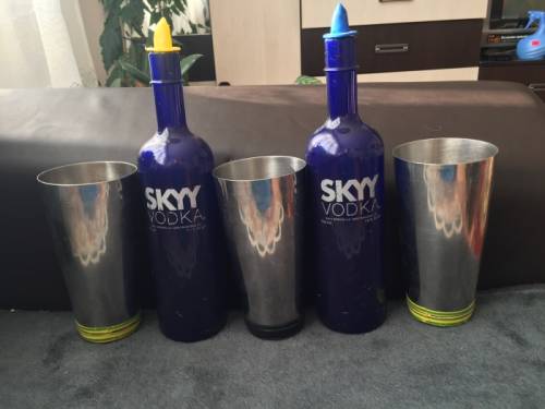 Продам шейкеры и две бктылки SKYY