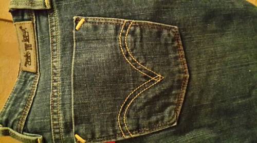 Продам женские новые джинсы levis