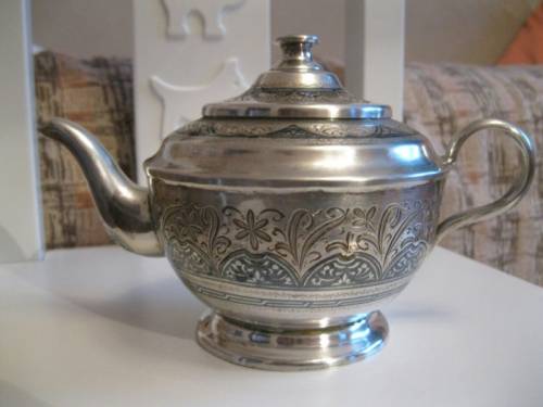 Продаю серебряный чайник.