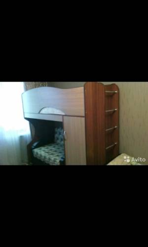 Кровать двухъярусная с диваном внизу и справа со шкафом 