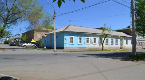 4-комн. квартира со всеми удобствами в 1 эт. кирп. доме. во дворе сарай и погреб