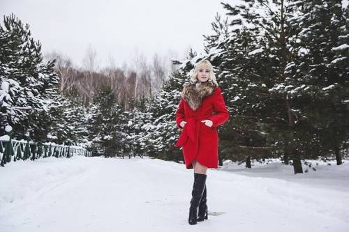 Элегантное пальто ворот из енота 
