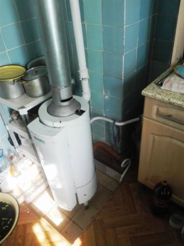 Продается котёл отопительный с дымоходом.