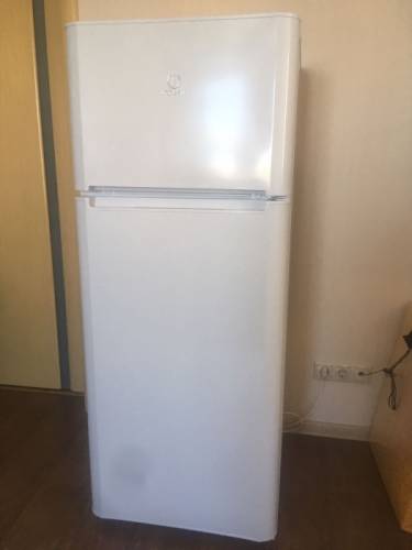 Продам холодильник Indesit 