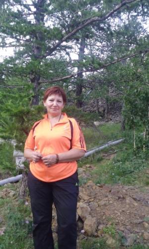 Продается дом 200м кв. Засажен огород теплицы сараи баня погреб гор и хол вода .