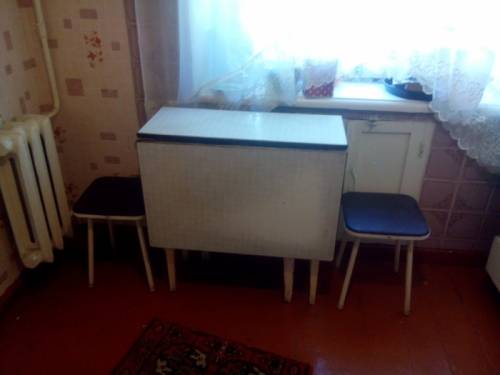 стол кухонный складной и две табуретки