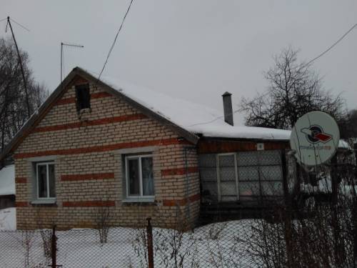 Дом  щитовой, обложен кирпичем.