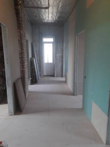 продам 3-х комнатную полу-благоустроеную квартиру