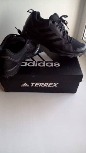 Продам зимние красовки adidas terrex