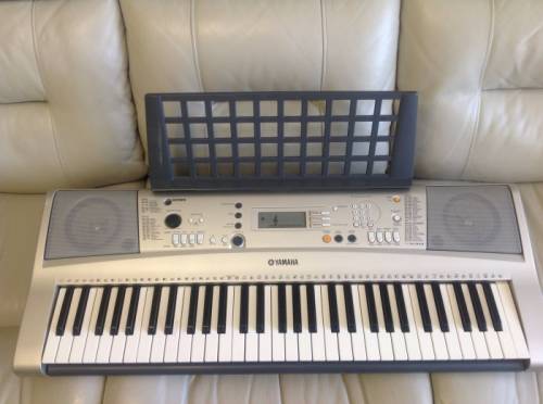 Продаю синтезатор Yamaha E-330 (5октав) с чехлом