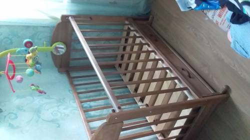 Продам кроватку матрасик есть