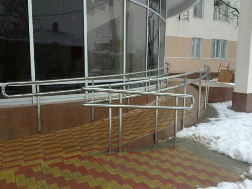Изготовление и монтаж ограждений для пандусов из нержавеющей стали.