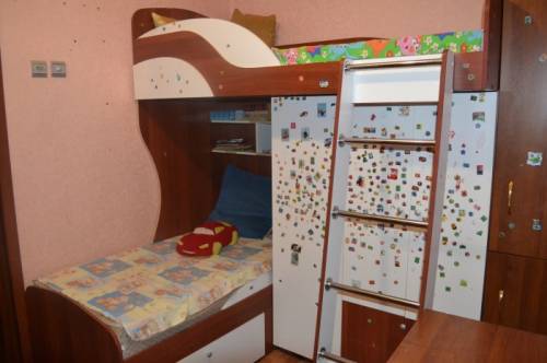 двухъярусная детская кровать со шкафами