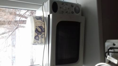 Продаётся микроволновка б/у недорого в рабочем состоянии имеется радио часы