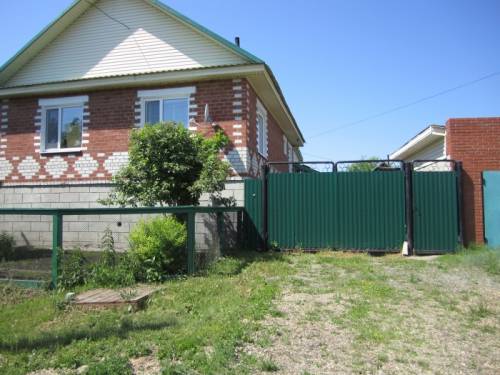 Продам большой кирпичный дом в пос. Пионерский Свердловской обл.