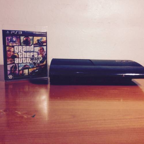 Продам Sony ps 3 super slim в хорошем состоянии .