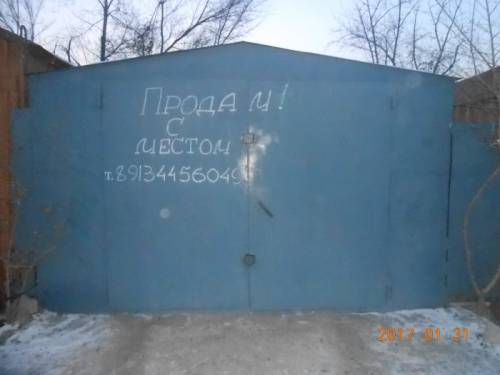 Металлический гараж с местом.