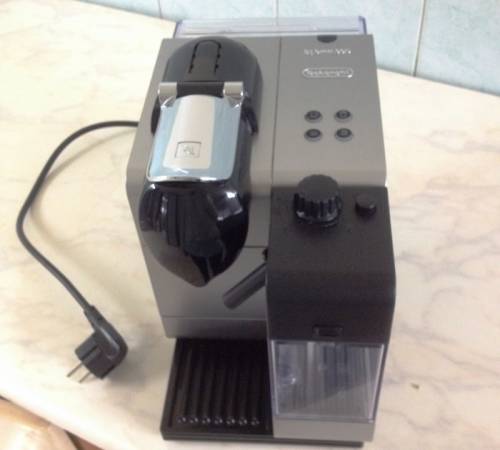 Кофемашина капсульная DeLonghi EN550 черная