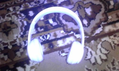 Породам наушники beats в музыка играет хорошо звук отличный только сломаны душки