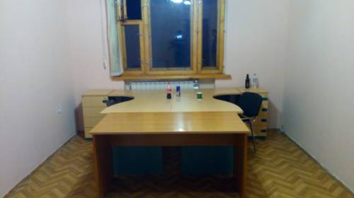 два стола и две тумбочки