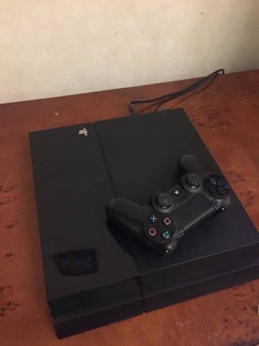 Продам Playstation 4 в хорошем состоянии 