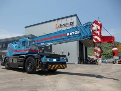 Короткобазный кран  Kato kr50hv