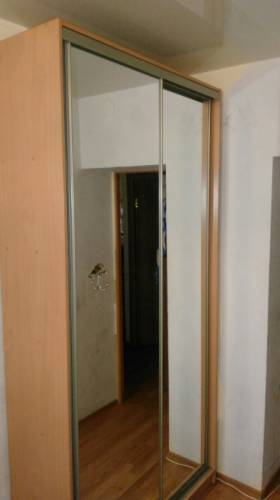 Продам шкаф с зеркалом.