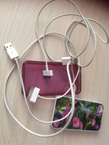 продам недорого 2 usb -провода и 2 чехла на Айфон 4