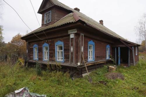 Бревенчатый дом в жилом посёлке