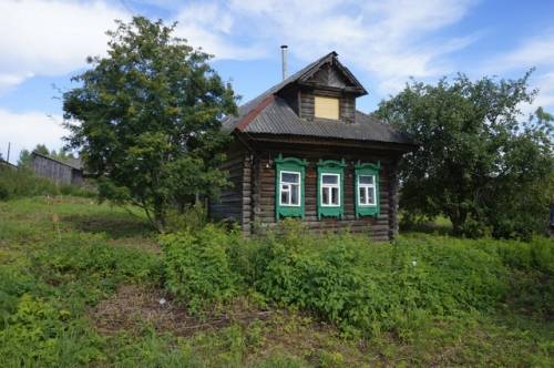Дом в тихой деревне, на берегу речки,