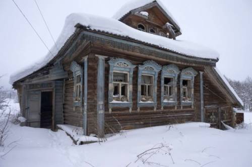 Бревенчатый дом, требующий частичного ремонта, в жилой деревне,
